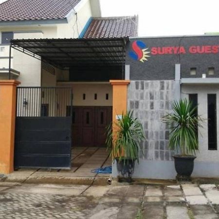 Surya Guest House Probolinggo Exteriör bild