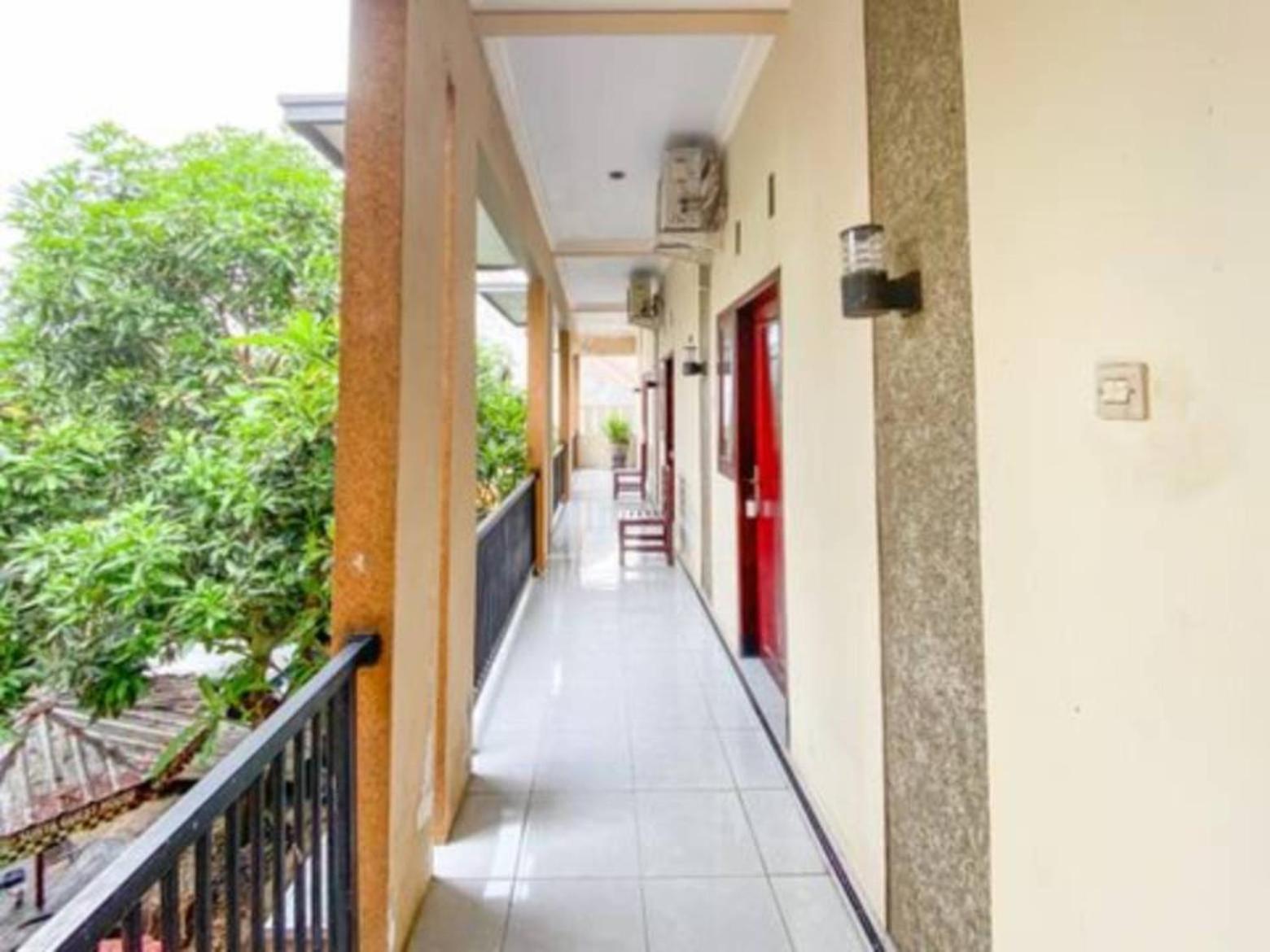 Surya Guest House Probolinggo Exteriör bild
