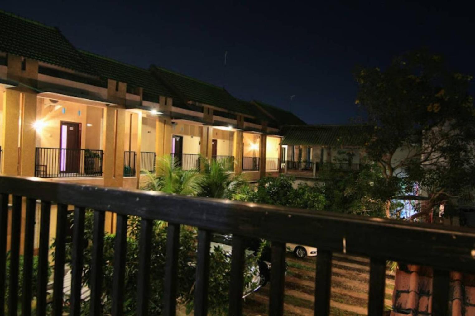 Surya Guest House Probolinggo Exteriör bild